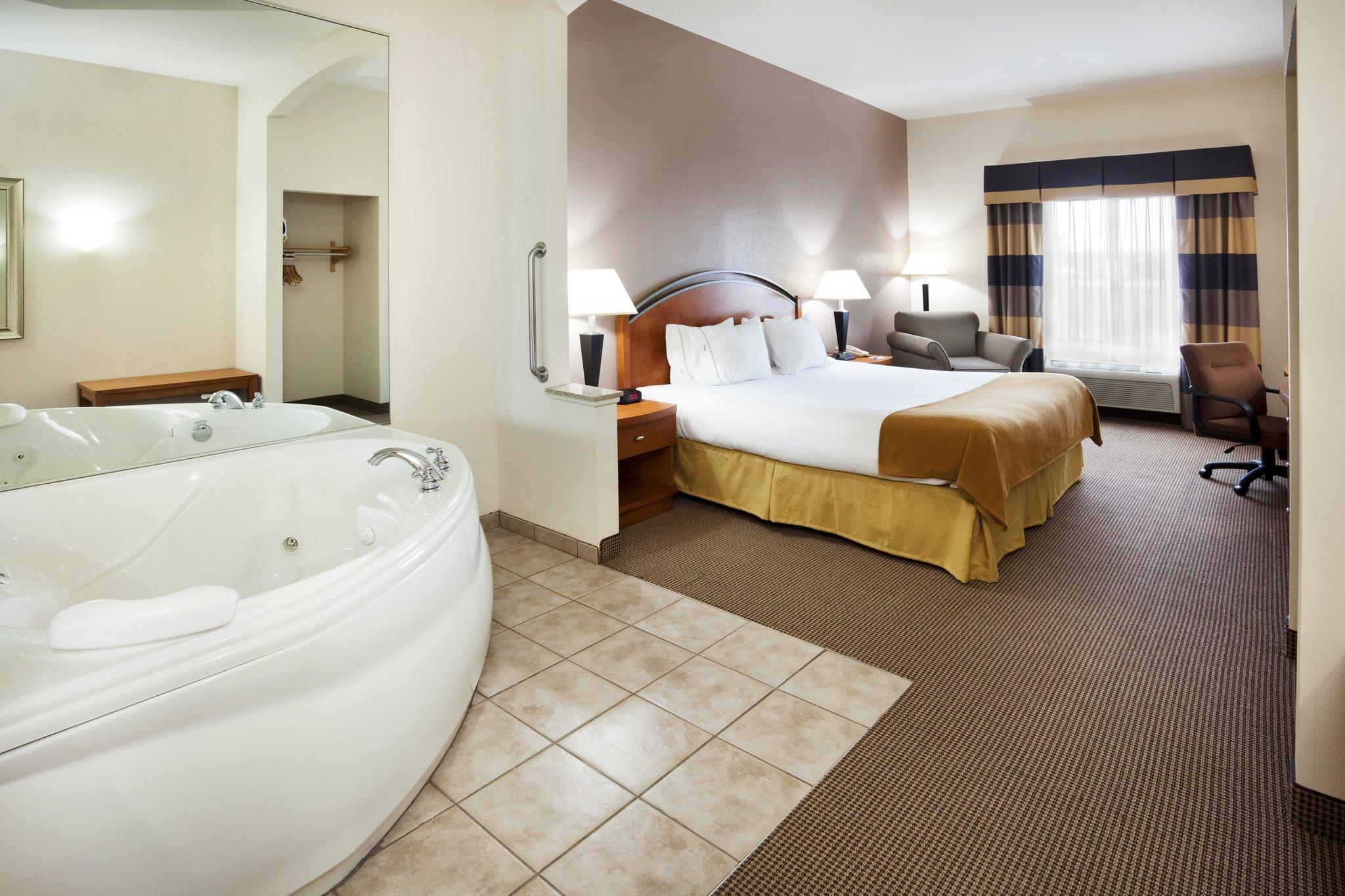 Holiday Inn Express Forest City By Ihg Pokoj fotografie