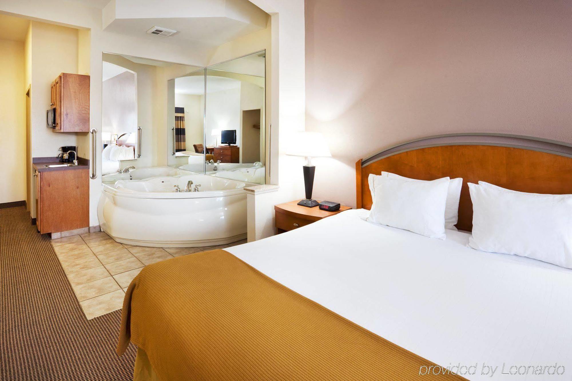 Holiday Inn Express Forest City By Ihg Pokoj fotografie